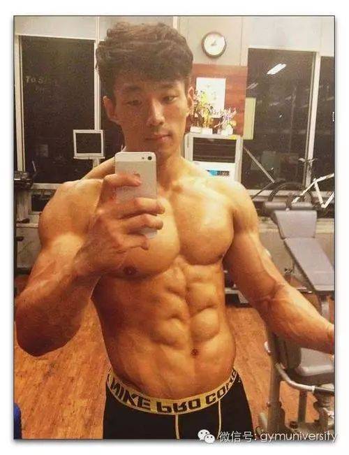 一群肌肉发达的体院男生操场赤膊做人体蜈蚣,