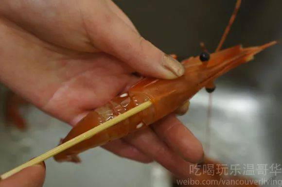 要先将虾杀死 可以利用牙签 或者竹签等工具 从虾的颈部往头部方向 刺