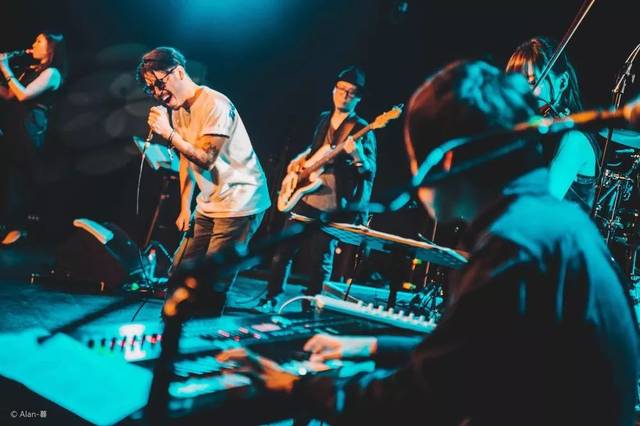 吸引到许多知名艺人前来演出, 聚集了大量人气的jazz hiphop活动