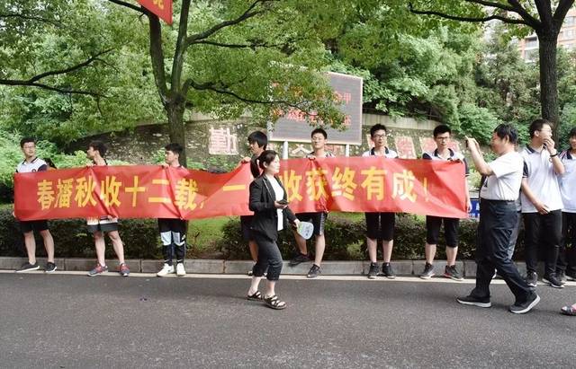 新洲一中,二中,三中,四中万人送考…全新洲都在看!