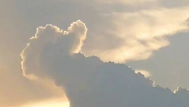 她正在教室里准备上课,抬眼看窗外发现有一片云彩宛如一个大拇指在