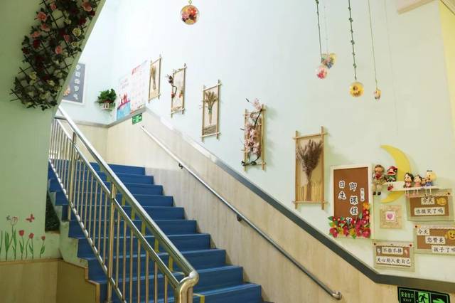 楼梯间和走廊的环创都是老师和孩子们一起做的,很多大型的出自老师们