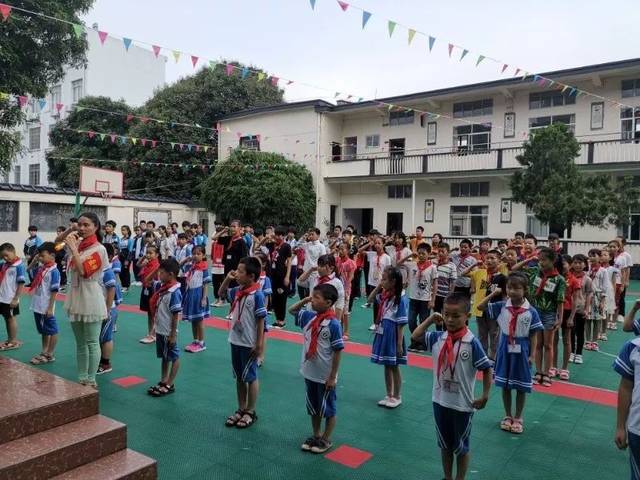 5月28日上午,银海区华侨小学举行了"争做新时代好队员"2019年北海市庆