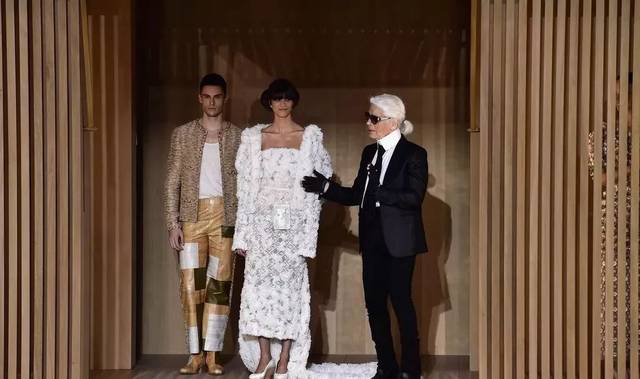致敬世界顶级服装设计师:巨星老佛爷karl lagerfeld,看他一生的时装
