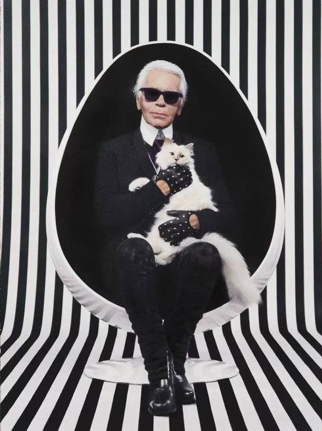 致敬世界顶级服装设计师:巨星老佛爷karl lagerfeld,看他一生的时装