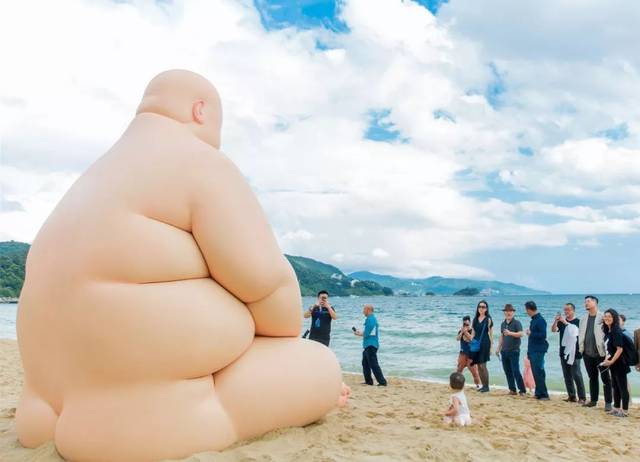 深圳海边来了个大胖子