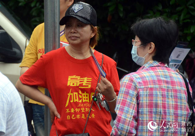 江西37万高考生"赶考" 家长穿"励志"服装为孩子鼓劲