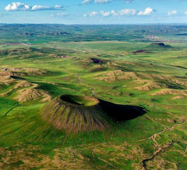 内蒙古分布着诺敏河火山群,经阿尔山—柴河火山群,锡林浩特—阿巴嘎