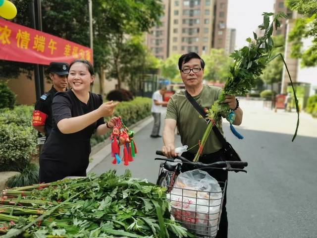 端午节房管窗口值班安排 公租房小区节日气氛浓,住户倍感贴心温暖