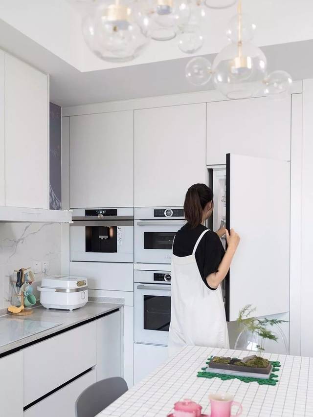 在最开始设计厨房打橱柜时,我们会为冰箱专门留出一个空地,一般是在窄