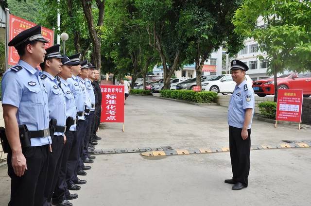 2019年高考首日,宜州公安交警为高考保驾护航