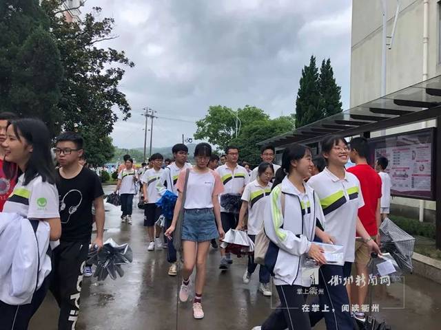 衢州三中 :11:45,三中考点学生走出考场 .