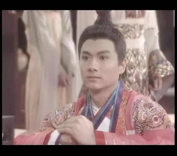 而李世民是由长相文雅的林俊贤扮演的,他扮演的一代帝王剑眉星目,棱角