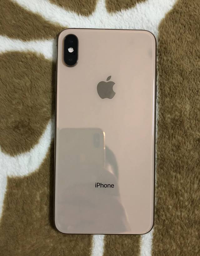 从机身背面来看,这是一台金色的iphonexsmax,从外观上来看,看不出哪里