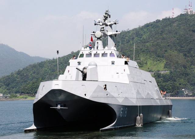 护卫舰和布雷艇 5月24日,台湾在宜兰县的一个码头上启动3艘"沱江"级