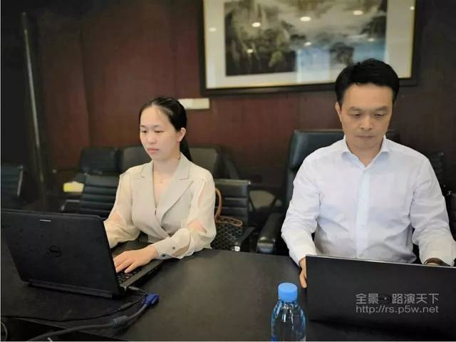 董事长林立和财务总监潘宁(图片来源:全景网) 资料显示,潘宁,女,1984