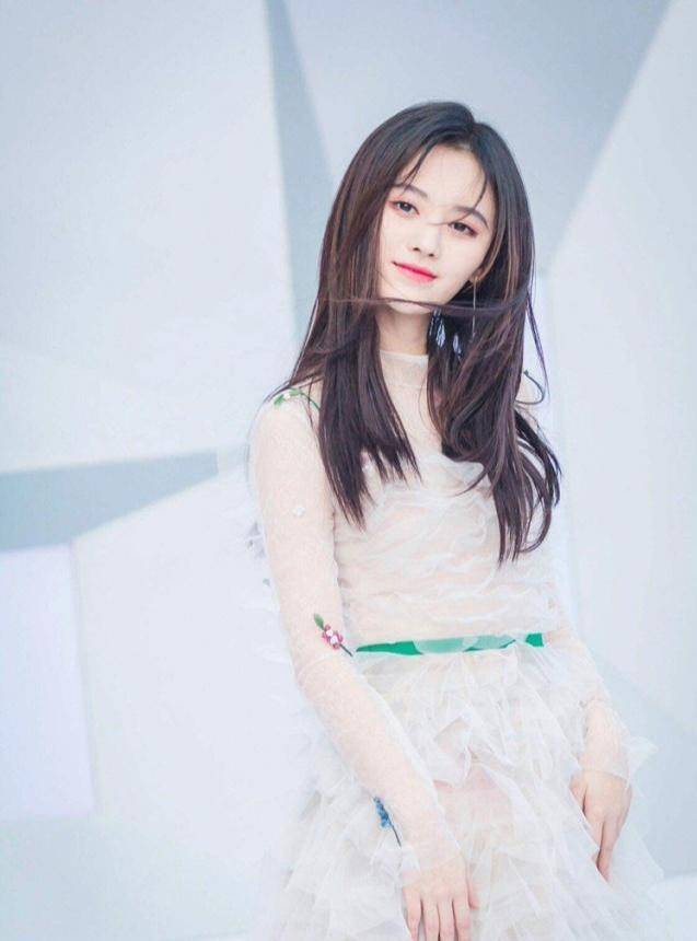 坐姿真的很美,一个萌妹纸鞠婧祎,一个小鲜肉王俊凯