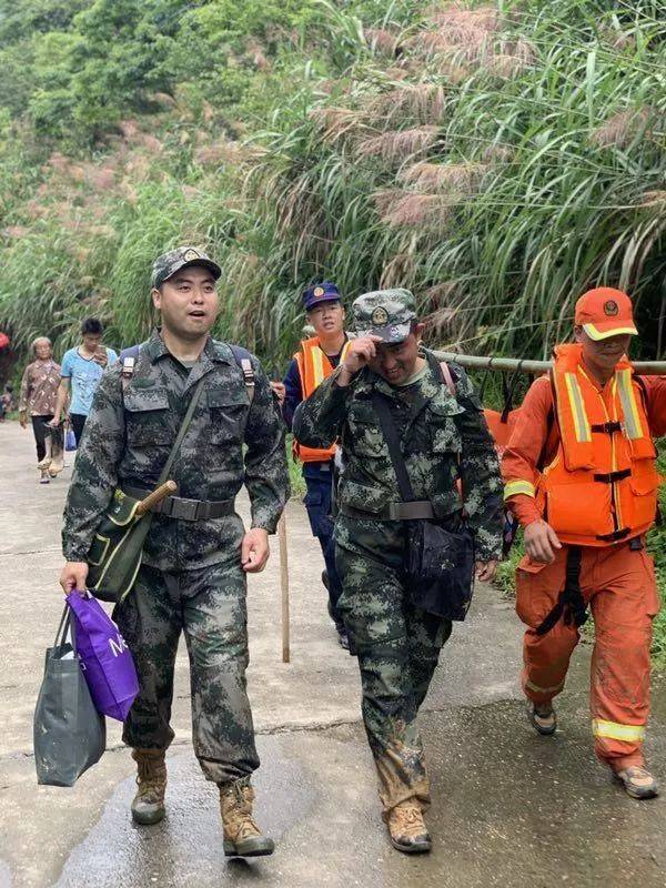 险境救援道路完全阻塞情况危在旦夕,武警吉安支队永新中队官兵连夜