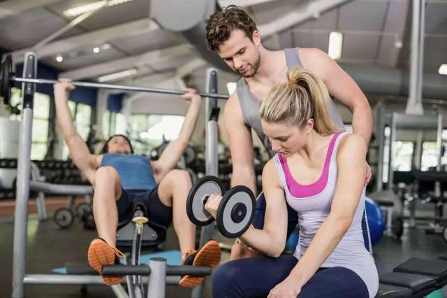 健身美女上演性感抖胸热舞!被搭讪的肌肉男坐不住了.