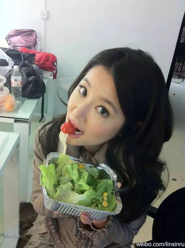 当然,也有一些女明星是和大家一起"正常吃饭"的.