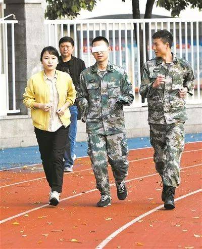 杜富国在妻子和战友陪伴下坚持跑步锻炼.