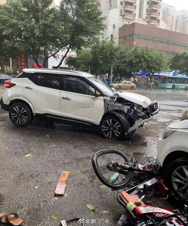 今天中午,厦门半小时内连发2起车祸,5人受伤,车祸现场令人深思.