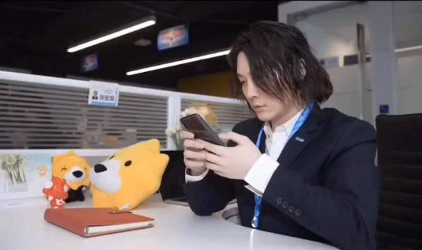 张大仙入职苏宁易购,当看到他的工作证,网友:老