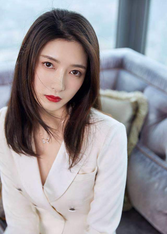 江疏影自带白富美气质,洁白西装亮相发布会,展现成熟妩媚气息