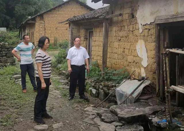 在融安县泗顶镇振彩村,县委常委,县纪委书记,县监委主任欧俊锋(前)
