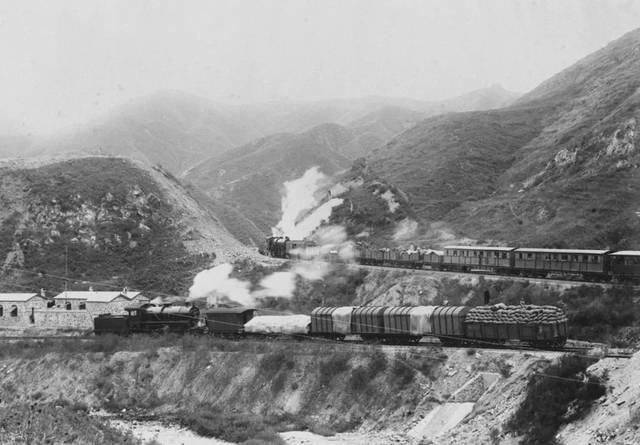 修建京张铁路时 为了让火车能顺利爬上陡峭的山坡 詹天