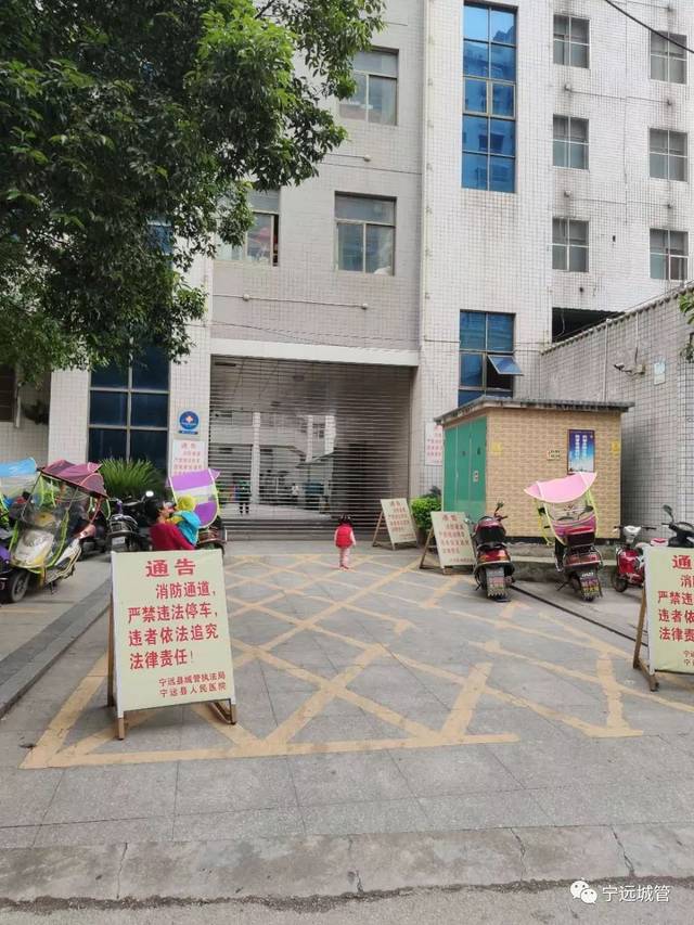 二,世纪联华二店门口和人民医院消防通道整治: 整治前:摩托车无视