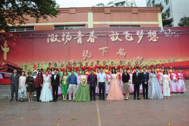 市中区翔龙中学团委近三年来定期进行团课学习,形成了传统项目系列