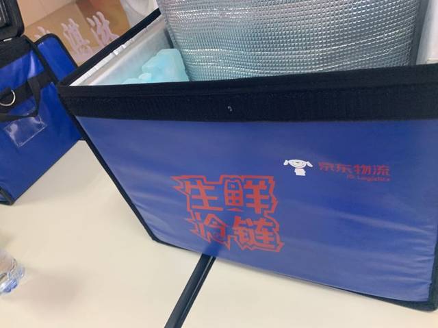 值得一提的是,京东冷链还为冰淇淋定制专用包装箱以及干冰,冰盒等专业