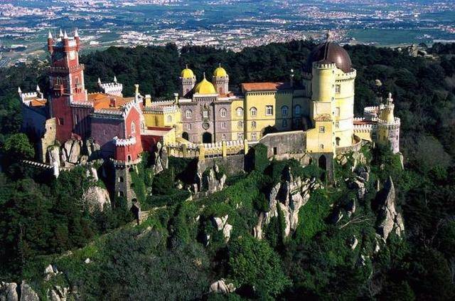 欧洲皇室唯一的彩色城堡,女王建造它却是为了秀恩爱