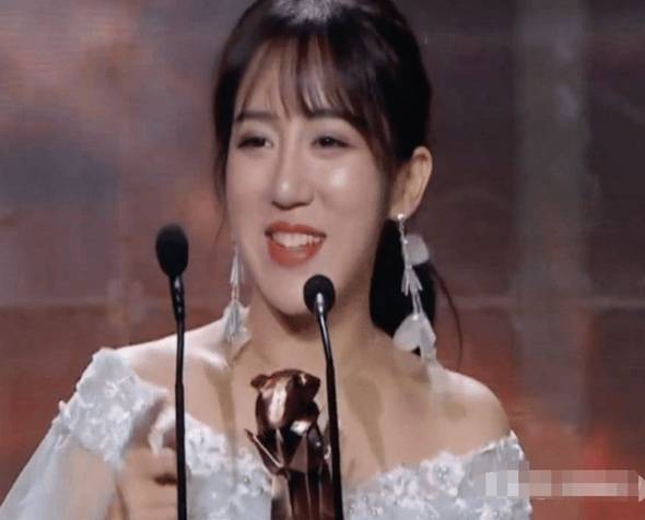 斗鱼吃鸡一姐呆妹宣布退出直播,曾一夜爆火,走