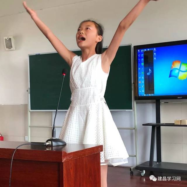 四年二班的选手——骆佳妮同学,她演讲的题目是《读书伴我成长》.
