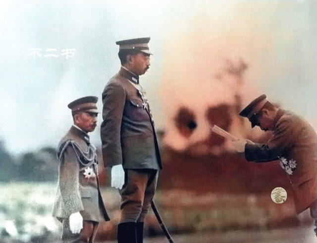 原创老照片:二战镜头下的日本天皇裕仁,阅兵之景展现彼时日本的疯狂
