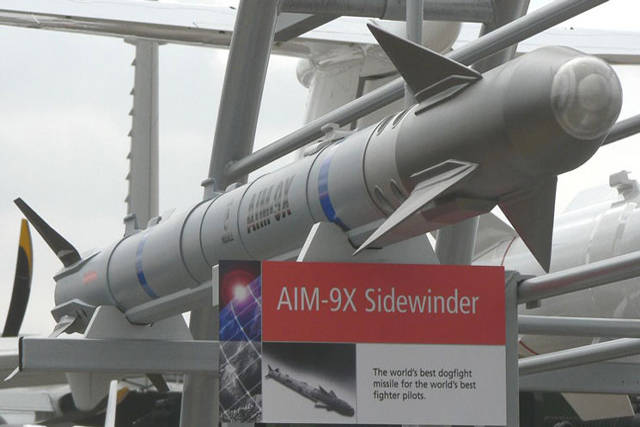 aim-9x空空导弹采用新一代红外线导引头,具有优秀的抗干扰能力,可以在
