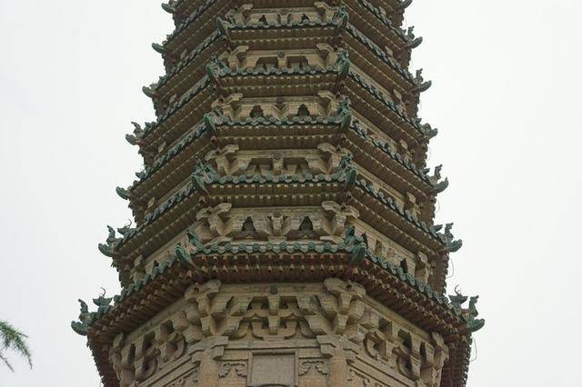 塔身各檐角梁为木制,檐瓦,脊兽和套兽均为绿琉璃制作.