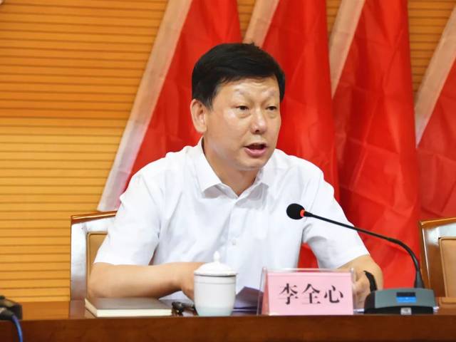 (市人大副主任,县委书记李全心主持会议)