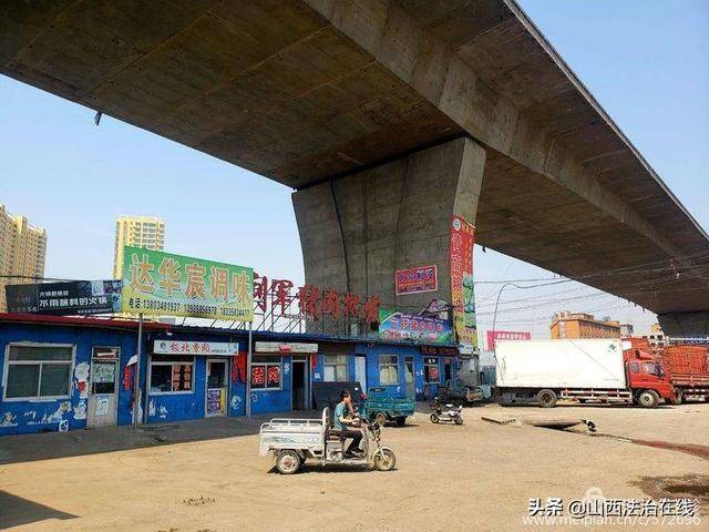 马茂庄菜市场高架桥底违建彩钢房