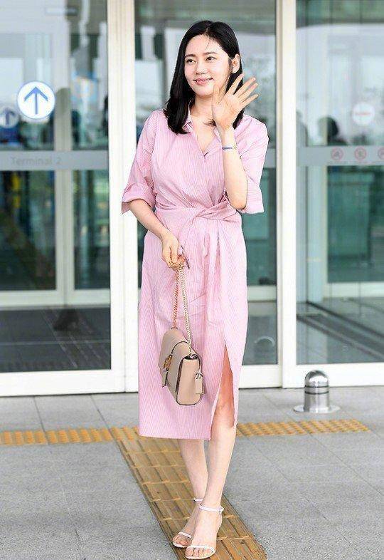 "韩国媳妇"秋瓷炫走机场,穿粉嫩长裙减龄少女,身材好气质出众
