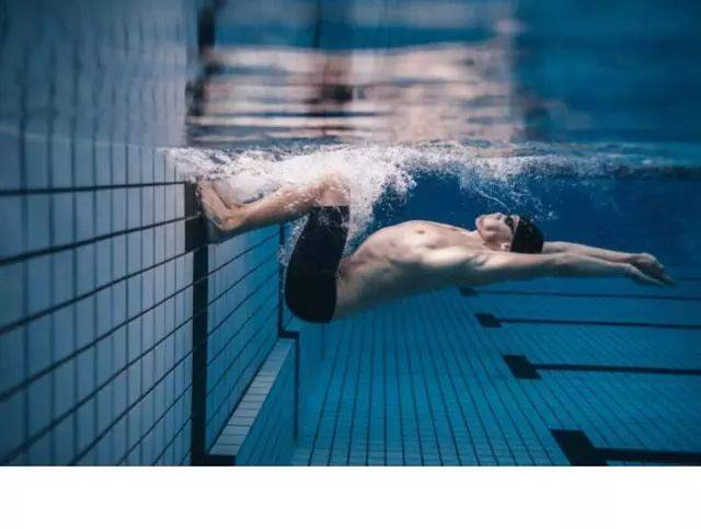 不用下水也能练游泳转身!