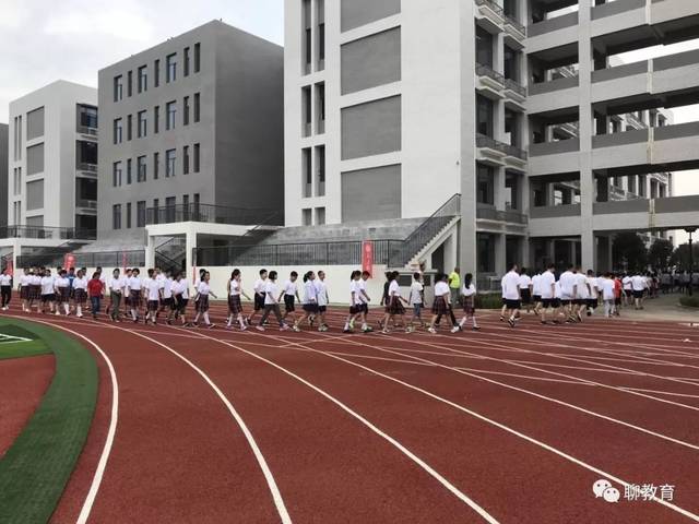 阳光下崛起绿色教育高地