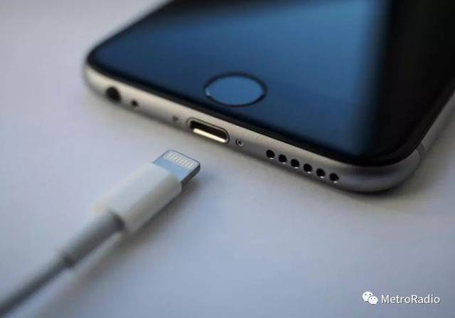 也就意味着接下来的iphone将会拥有一个与安卓手机充电器接口一样的