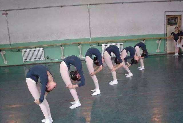 学舞蹈:别着急跳舞,先把基本功练好