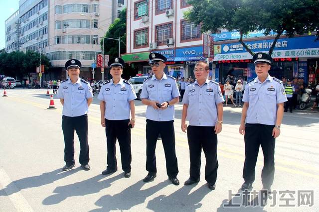 展示了上林警方在县委,县政府和上级公安机关的领导下,坚决狠打严打
