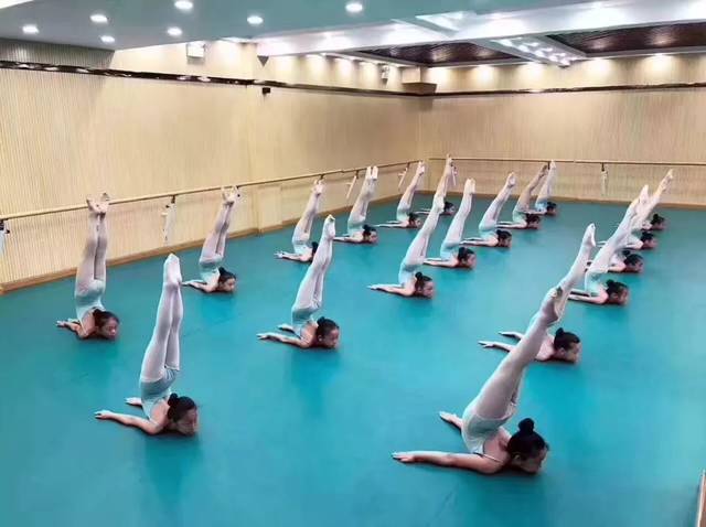 学舞蹈:别着急跳舞,先把基本功练好