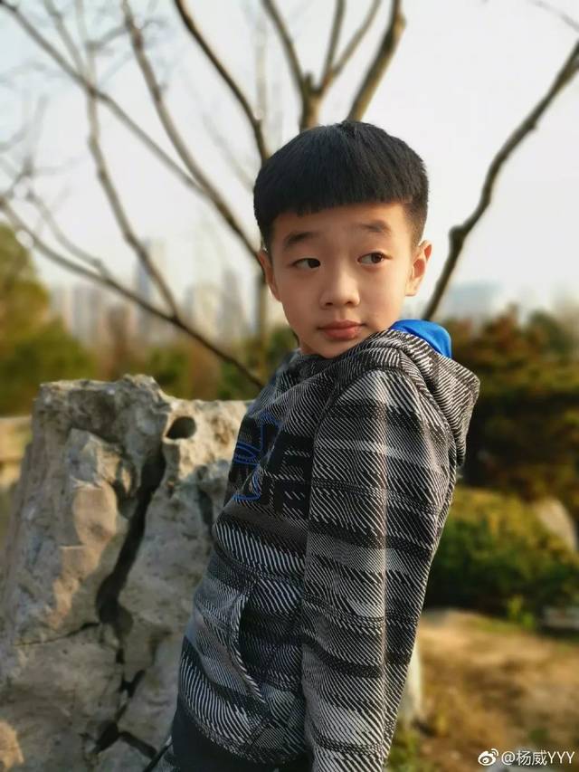 杨阳洋也有了小大人的模样,已经不再是爸爸背后的小不点了.