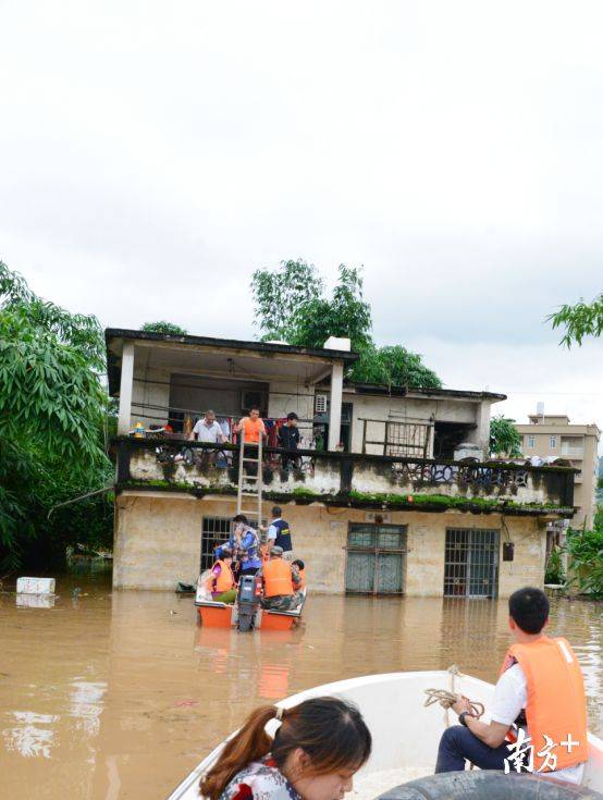洪水肆虐连州1.6万人受灾,他们冲锋在前救出